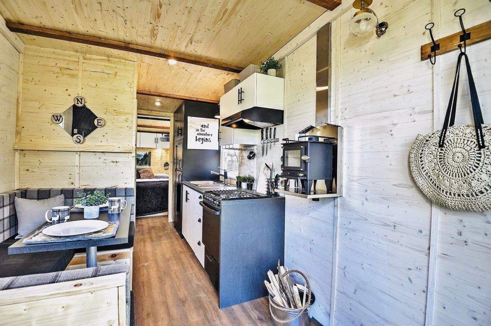 Mini chalet sur roues cuisine
