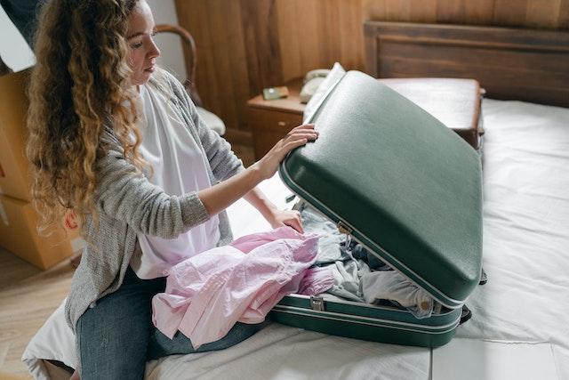 Femme faisant sa valise pour quitter son conjoint