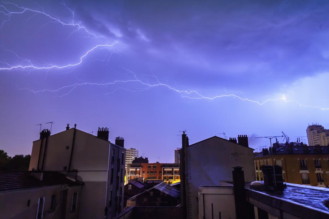 Un orage sur le toit d'une maison