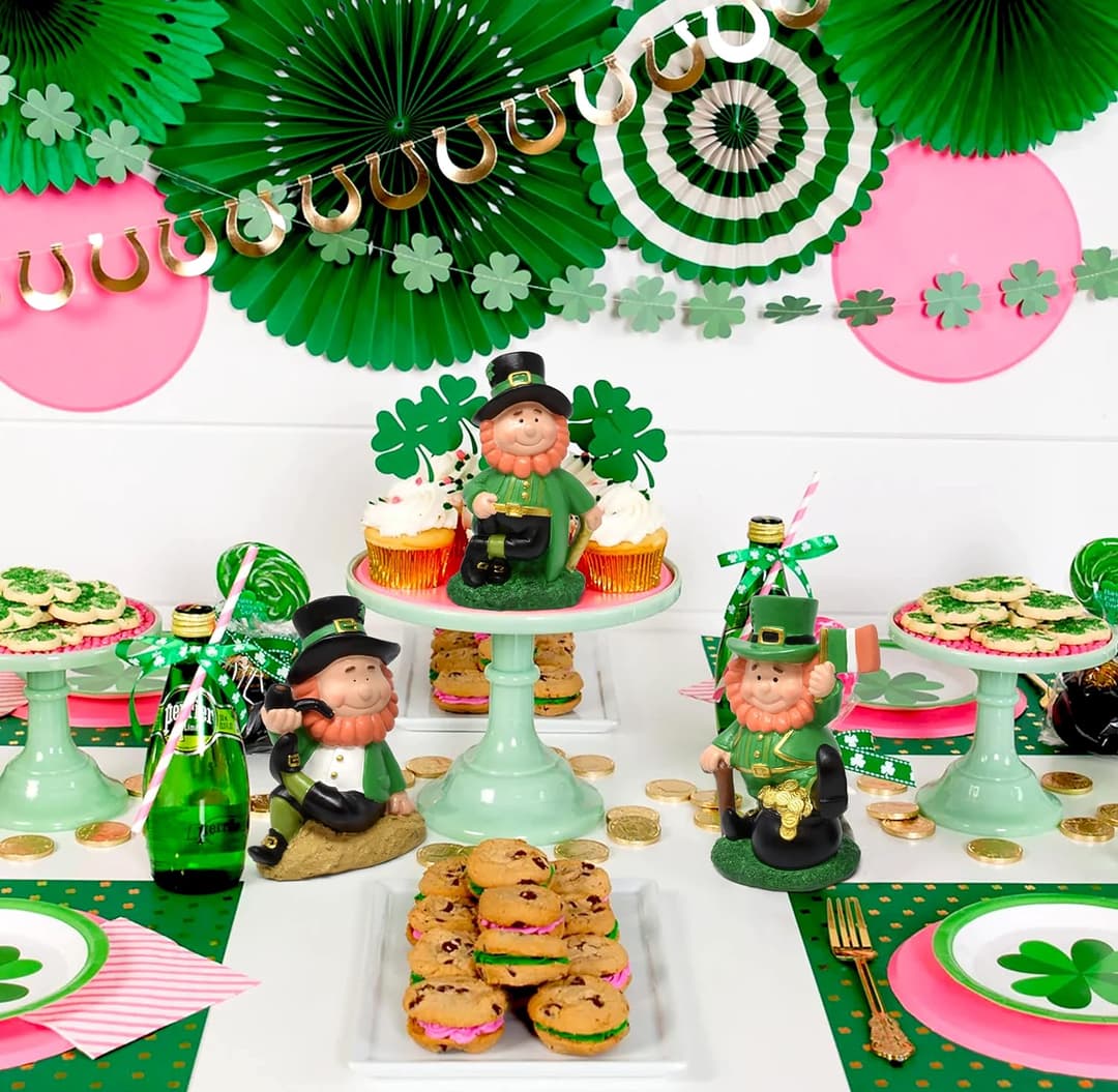 Statuettes de farfadets sur une table décorée pour la Saint-Patrick