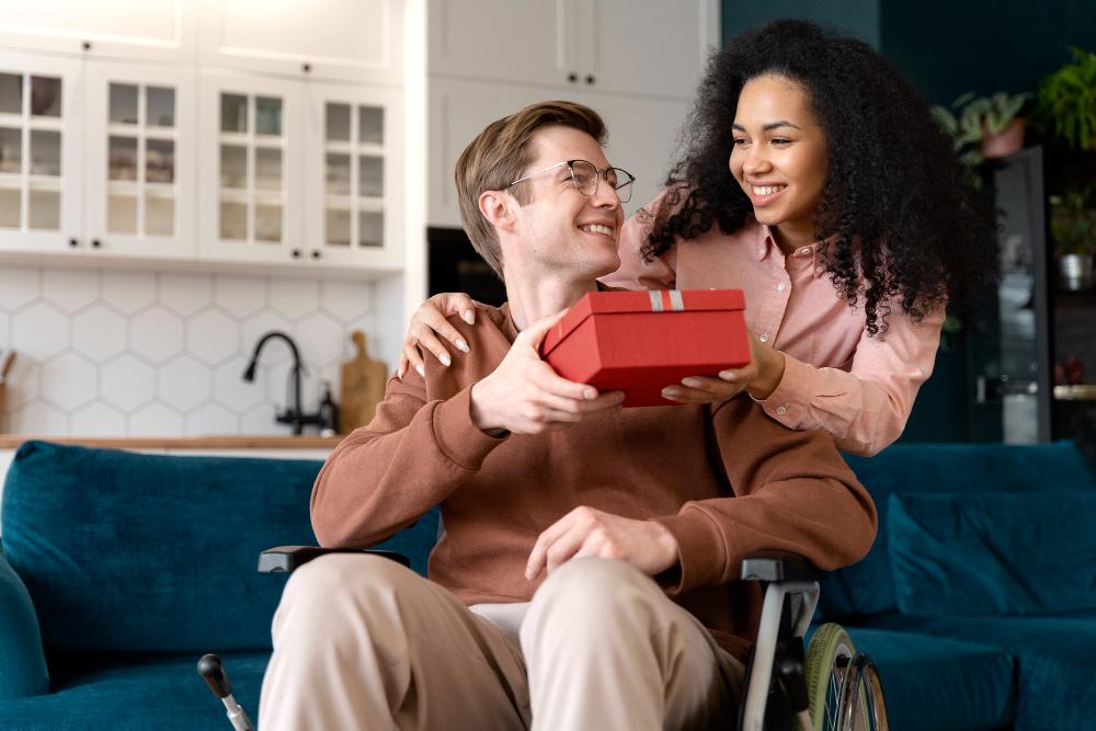Femme donnant un cadeau de Noël à un homme