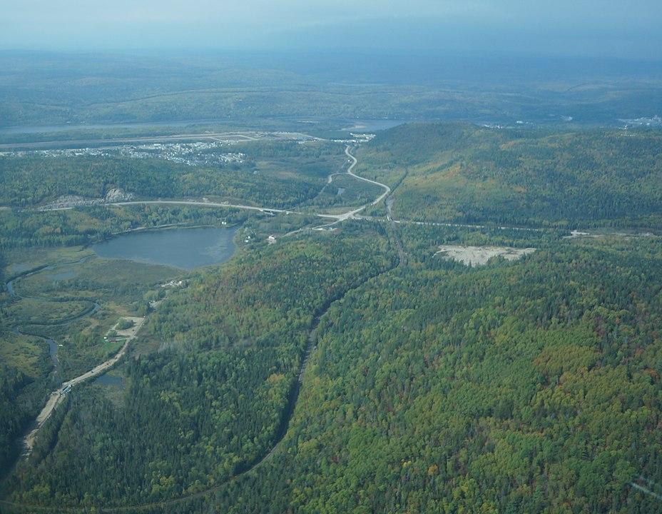 Verdure à perte de vue : vue aérienne de La Tuque