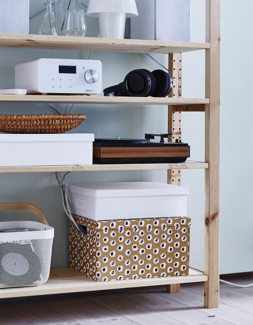 Câbles électriques cachés dans une boite décorative