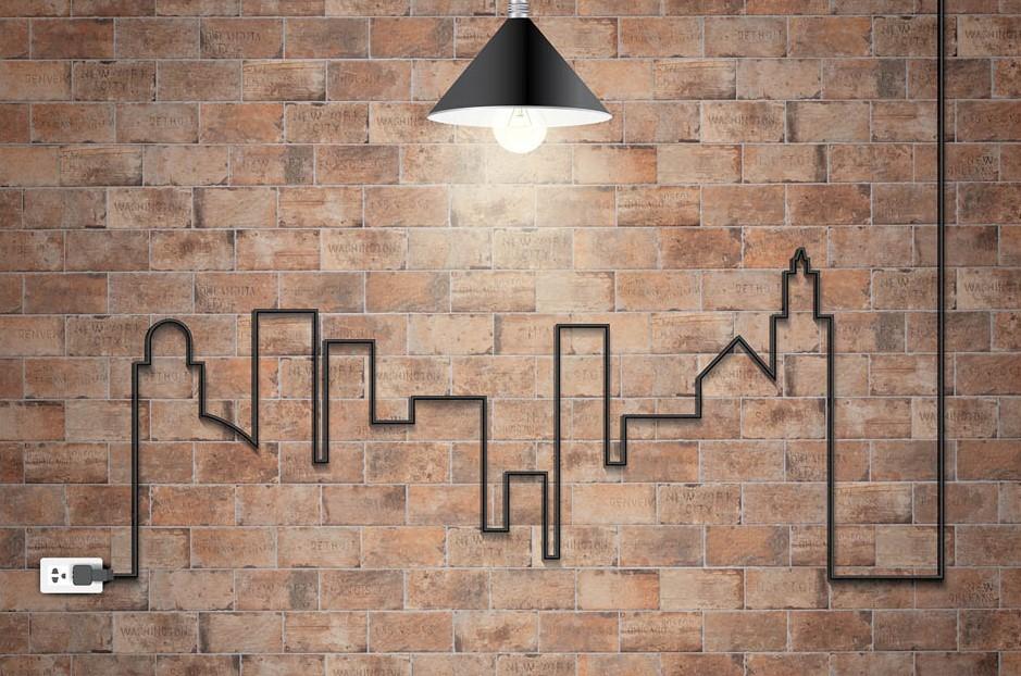 Fil électrique attaché au mur pour faire un motif de ville