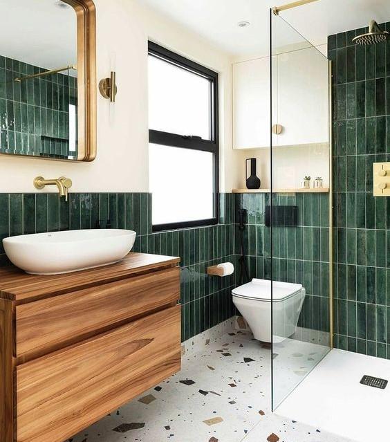 Salle de bain avec carrelage au mur