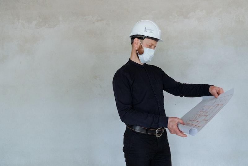 Inspecteur en bâtiment regardant un plan