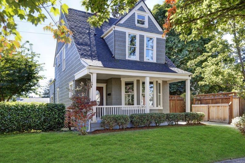 Maison bleue à inspecter avant l'achat