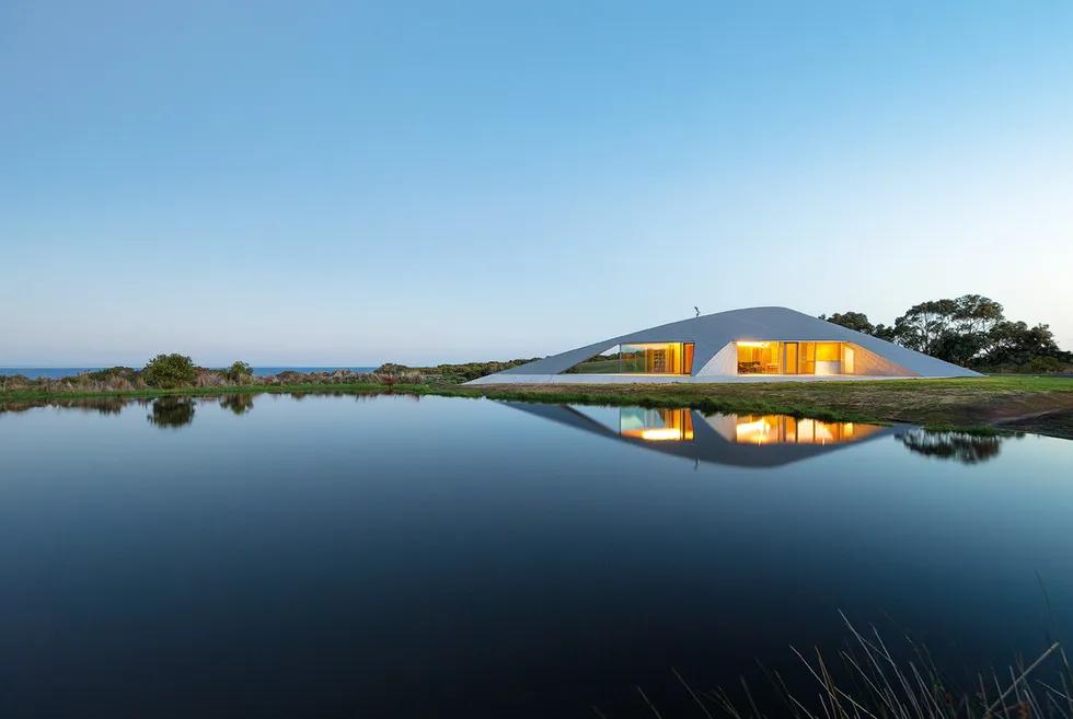 Maison futuriste en forme de croissant