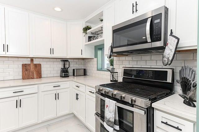 Des appareils électriques branchés dans une cuisine