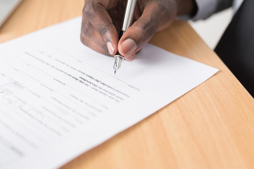 Signature de l'acte de vente avec un notaire