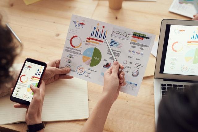 femme qui regarde des données_Vulnérabilité du marché de l'immeuble à Montréal : statistiques et données_XpertSource