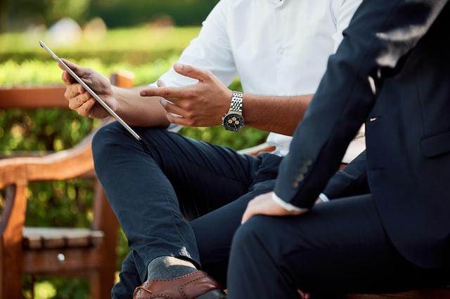 homme qui regarde sa tablette_Qu’est-ce que l’assurance titres?_XpertSource