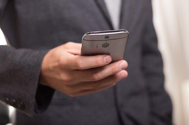 homme sur son téléphone_Acheter avec l’aide d’un courtier immobilier : ce qu’il faut savoir_XpertSource