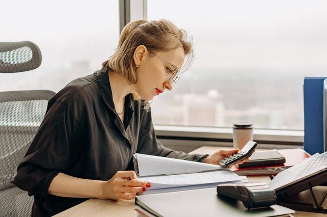 Femme qui compare la vente avec et sans courtier