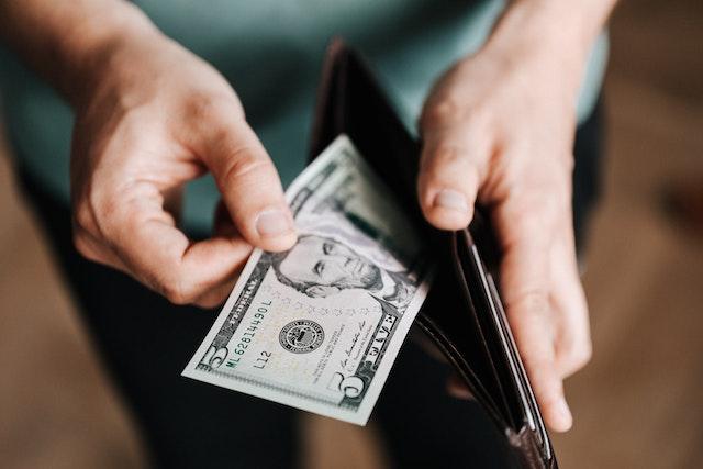 Man taking money out of his wallet to pay for the inspection