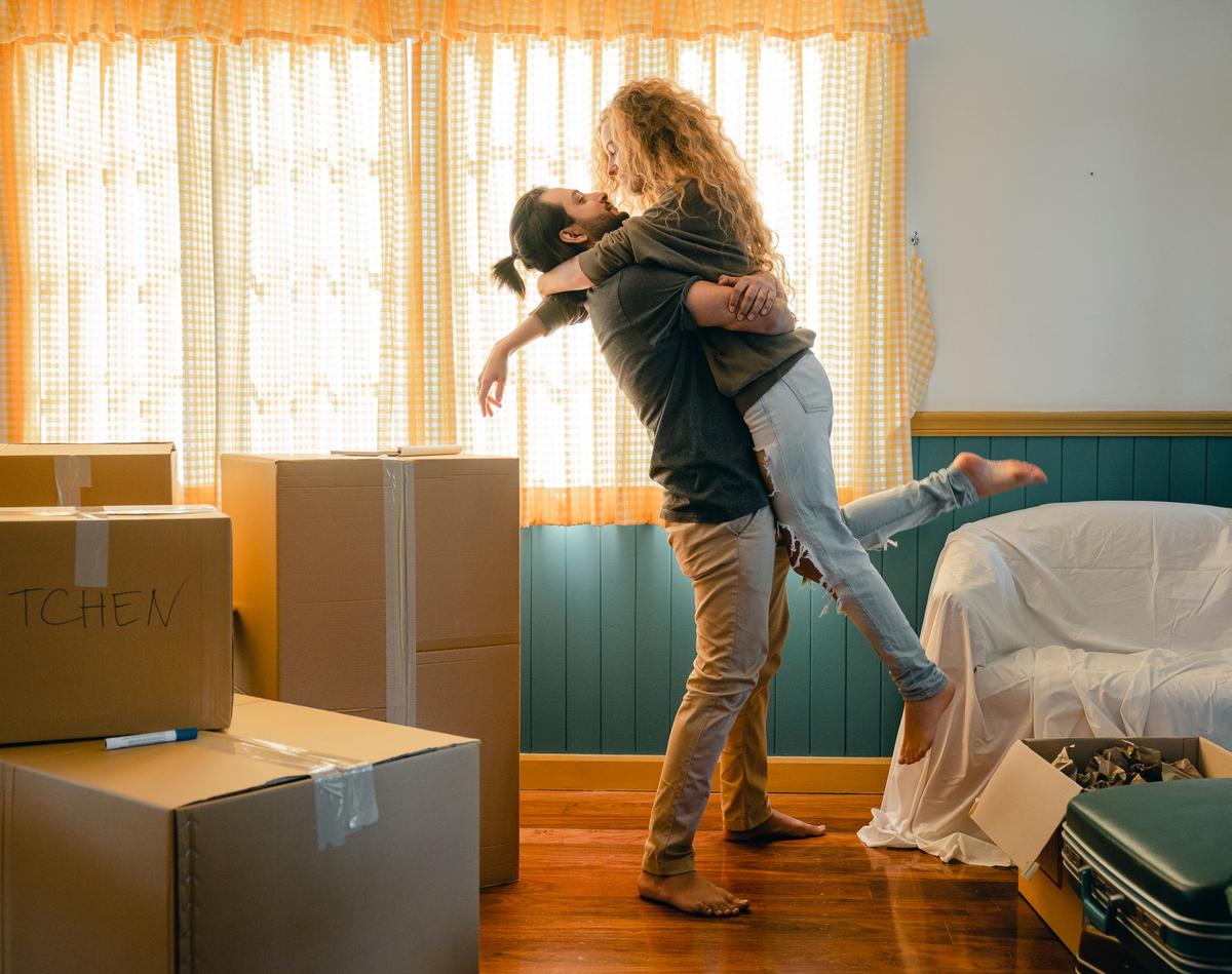 Couple heureux qui déménage