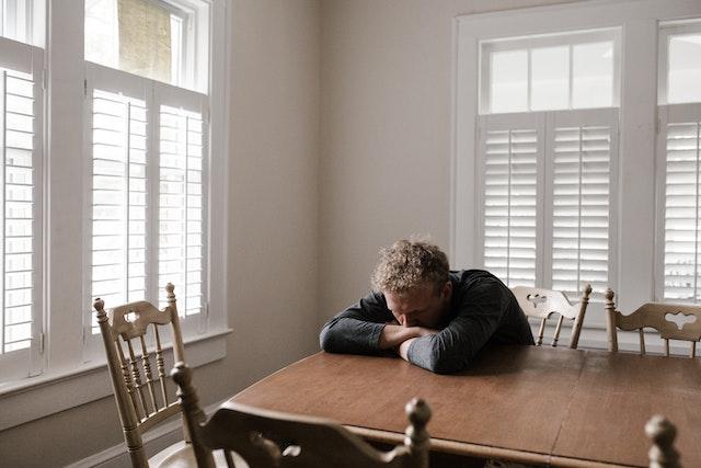 Homme triste faisant le deuil de sa maison
