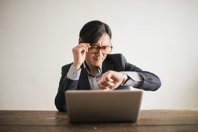 Homme stressé des délais de construction regardant sa montre