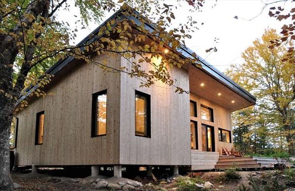 Maison écologique sur pilier de béton