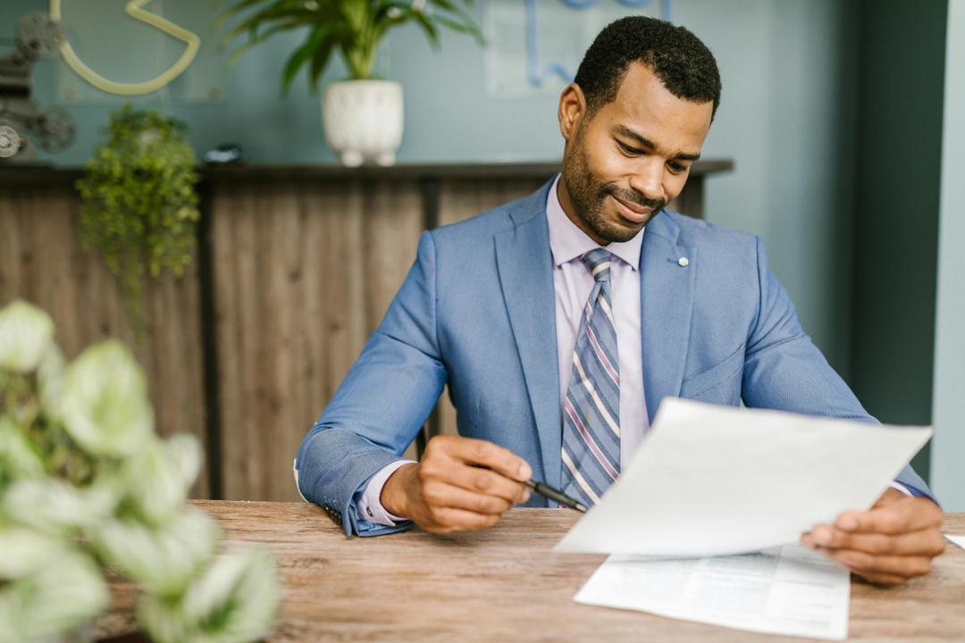 Agent d'assurance regardant un contrat