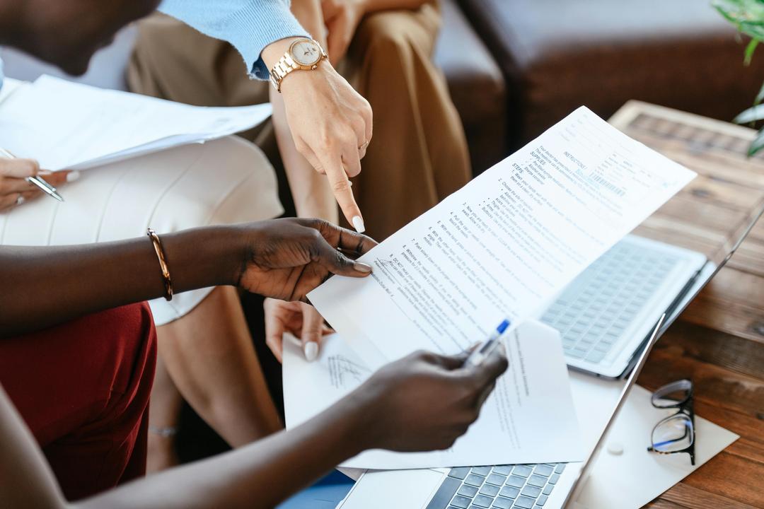 Femme pointant du doigt un contrat