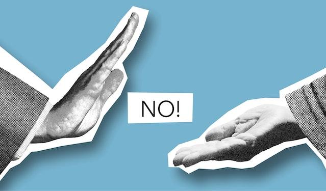 Collage de mains représentant le refus d’un assureur