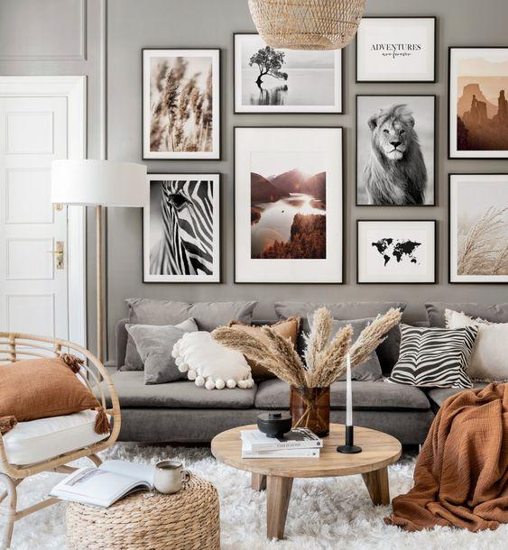 Grande gallerie murale de photos dans un salon