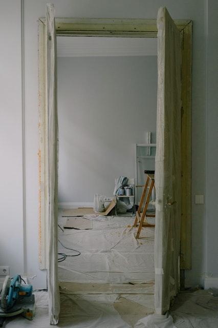 Acheter une maison à rénover : prévoir le délai et le coût des travaux