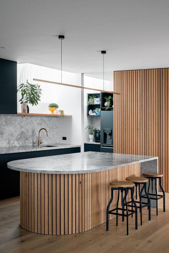 Ilot de cuisine central en bois et granit