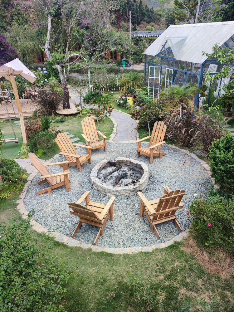 Rond de feu entouré de plantes et de verdure