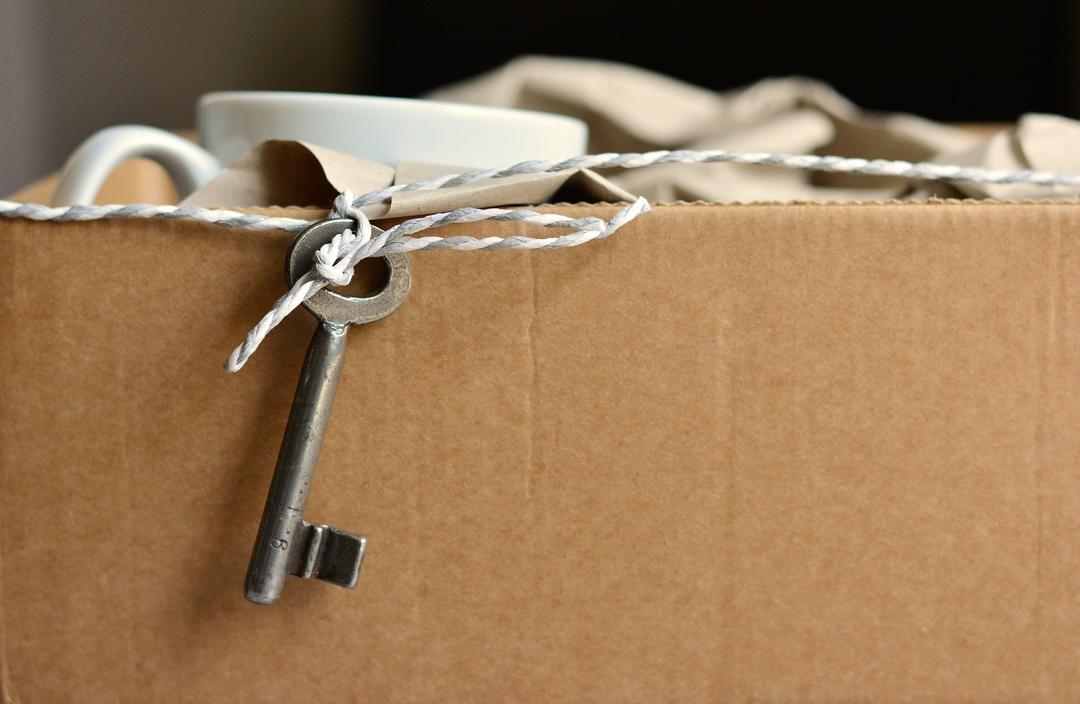 Clé sur une boite de déménagement