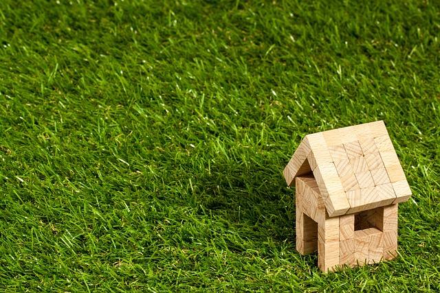 Une maison sur une pelouse