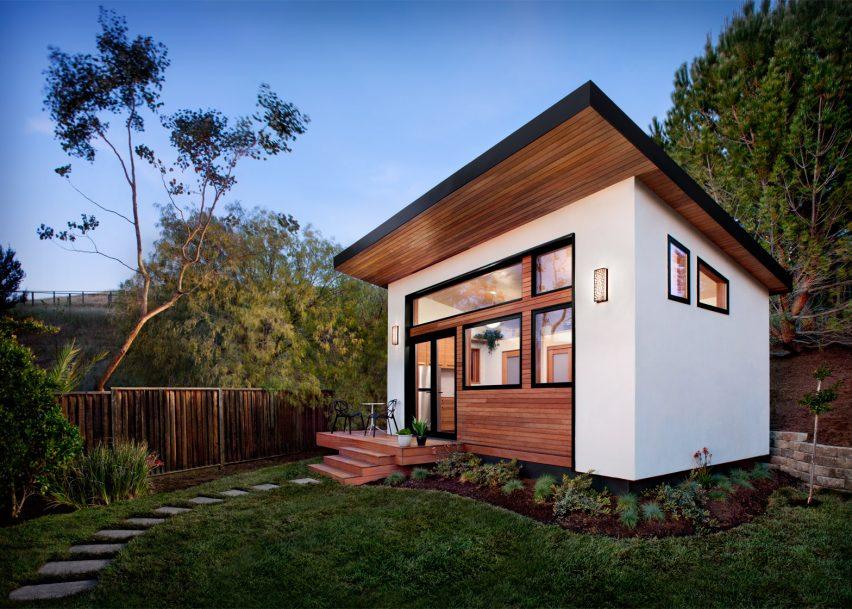Mini maison rectangulaire installée