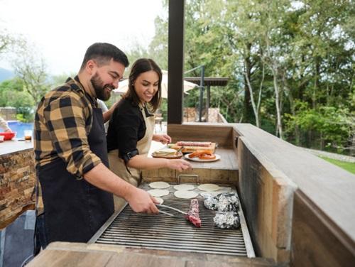 Couple cuisinant au barbecue