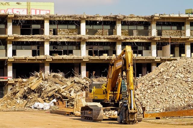 Un bâtiment en cours de démolition après une expropriation