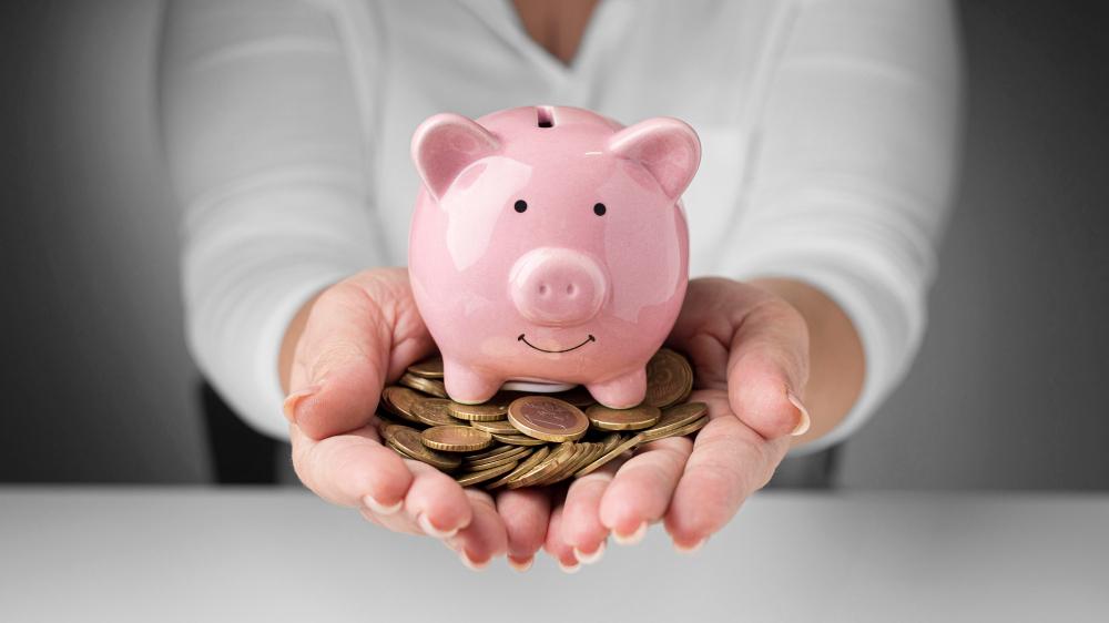 Tirelire avec pièces de monnaie économisées du prix d’une assurance