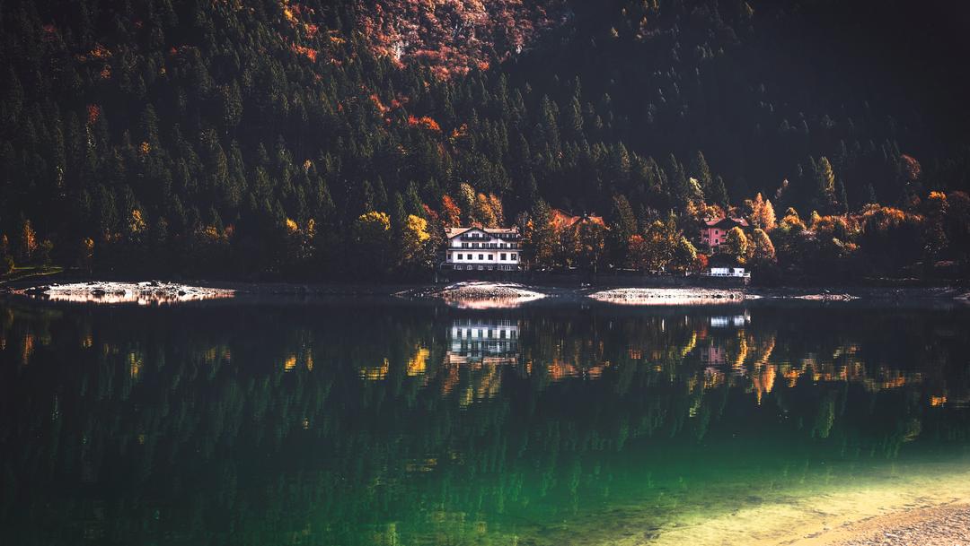 Une maison au bord de l'eau