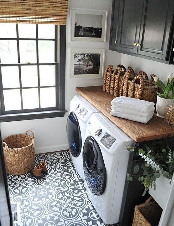 Salle de lavage avec un comptoir au-dessus des électroménagers