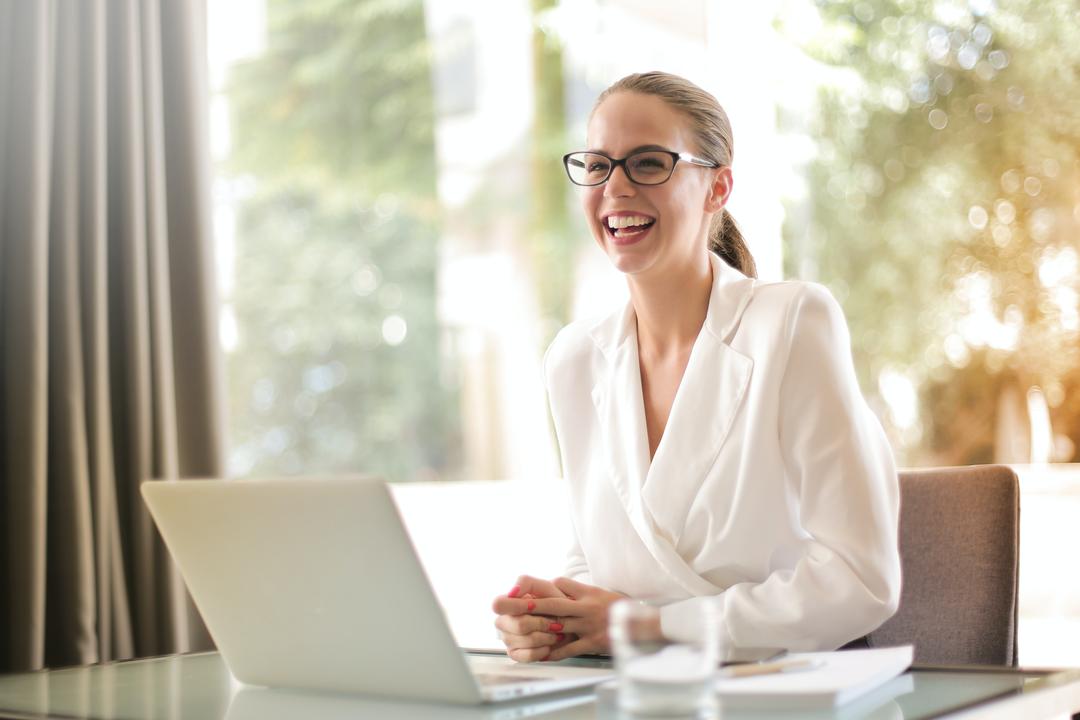 Woman in front of a computer
