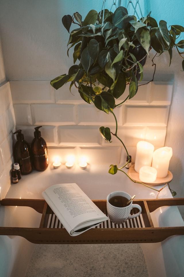 Peaufiner l'ambiance avec des teintes claires et des plantes