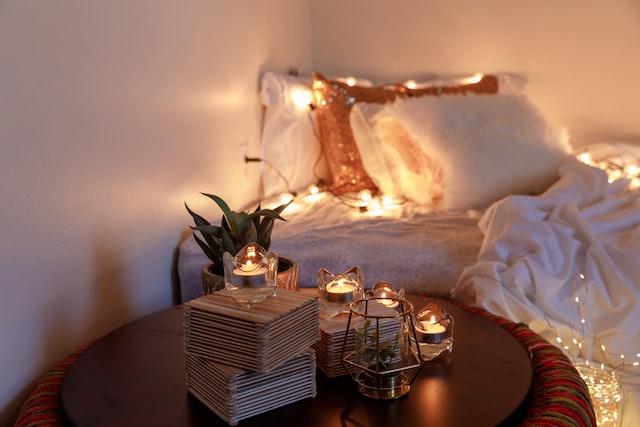 Pour créer une ambiance douillette, tamisez les lumières et allumez des chandelles