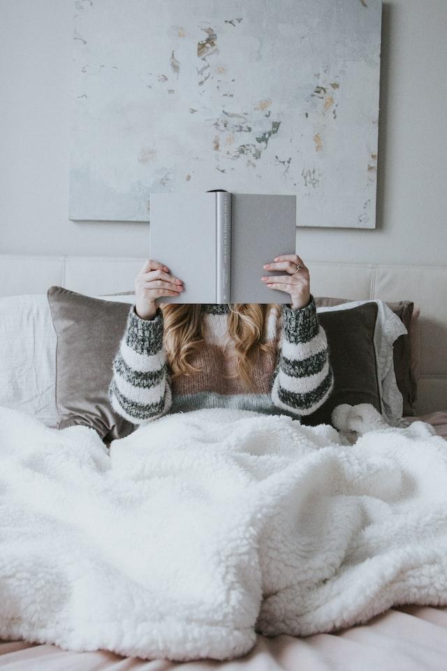 Les coussins et couvertures à texture moelleuse sont parfaits pour le cocooning
