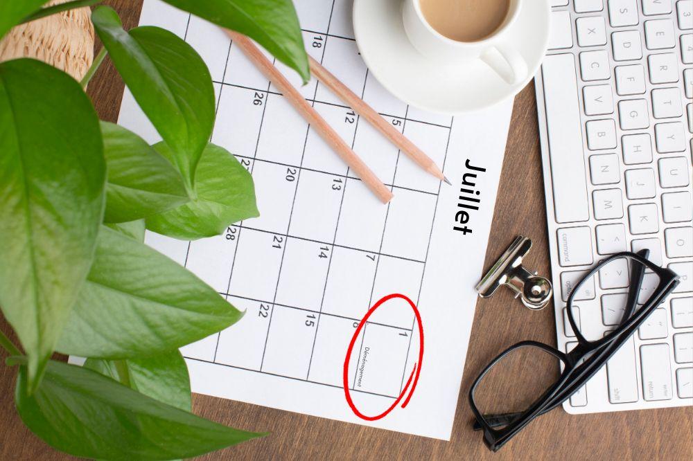 Calendrier avec la date du 1er juillet encerclé pour un déménagement
