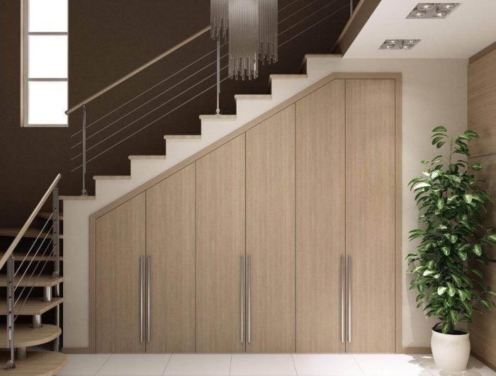 Exploiter l'espace sous l'escalier pour le rangement