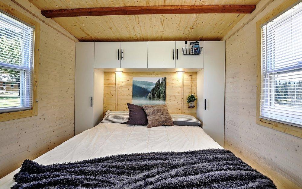 Mini chalet sur roues lit