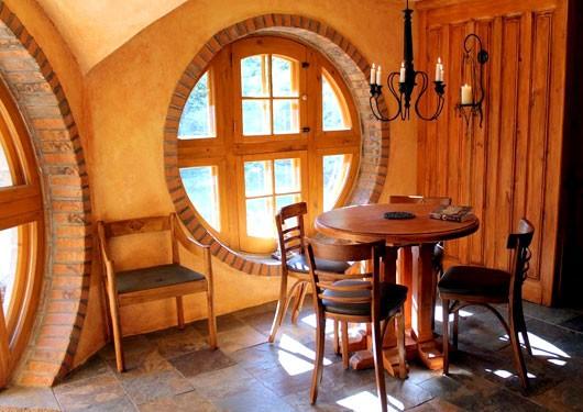 Petit chalet Hobbit salle à manger