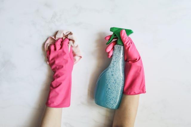 Produit nettoyant, gants et chiffon