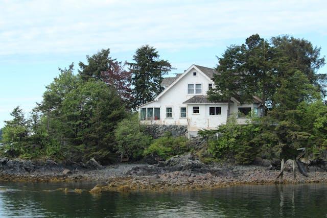 Maison sur le bord d'un lac en zone inondable