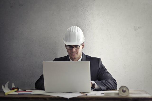 Technicien-arpenteur travaillant sur un ordinateur portable