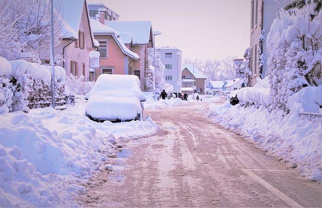 Une voiture ayant subi un dommage lors d'un déneigement